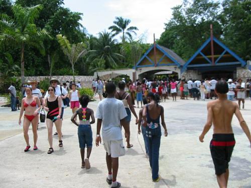 Places To Go in Jamaica: St. Anns: Entrance to Dunn's River Falls and Beach